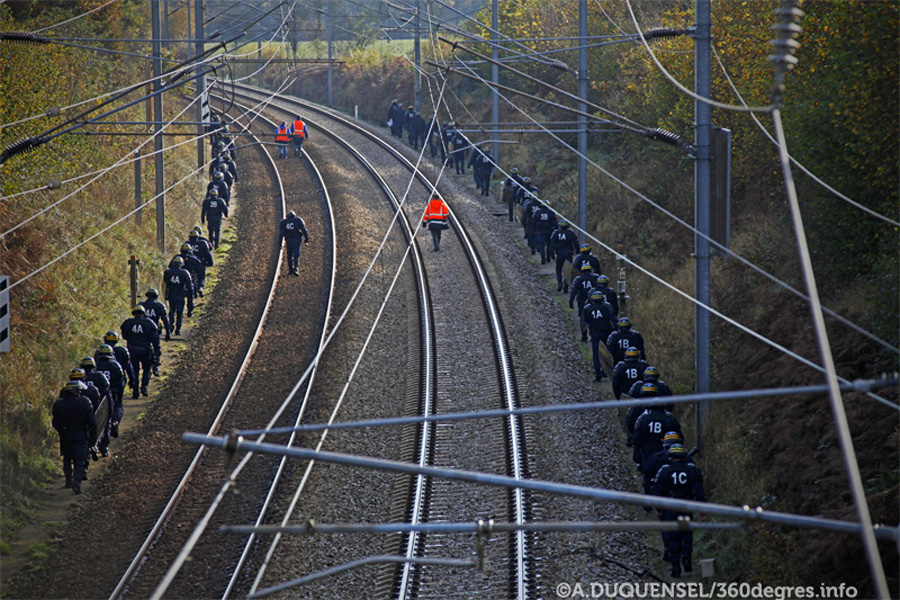 Forces de l'ordres CRS en position le long de voies ferroviere avant le passage du convoi de dechets nucleaire Valognes France