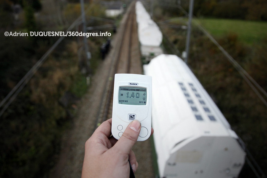 Point culminant de la mesure des emmissions radioactive du convoi de dechet nucleaire a destination de l'allemagne suite a son traitement a la Hague Manche France